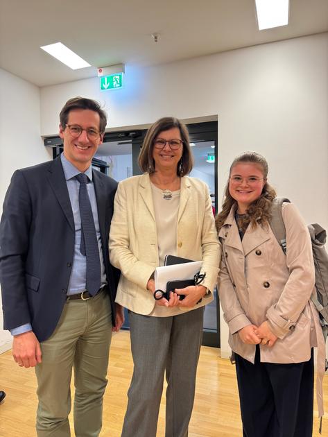 MdL Dr. Stefan Ebner (links), Landtagspr�sidentin Ilse Aigner (Mitte) und Praktikantin Maria Liebl beim Austausch im Bayerischen Landtag