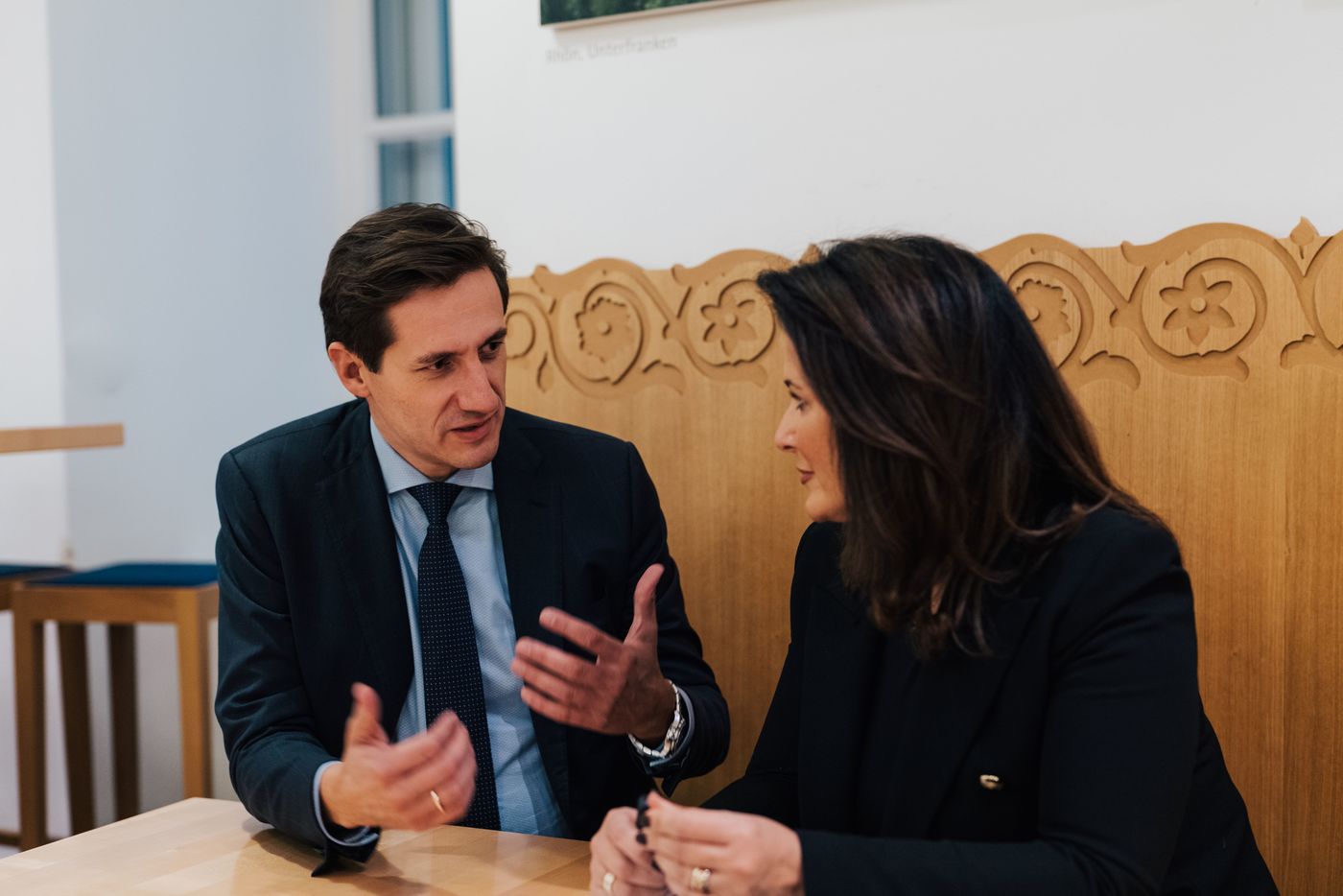 MdL Ebner, hier mit Landwirtschaftsministerin Michaela Kaniber, informiert �ber den aktuellen Stand beim Gr�nen Zentrum und Landwirtschaftsmuseum in Regen.