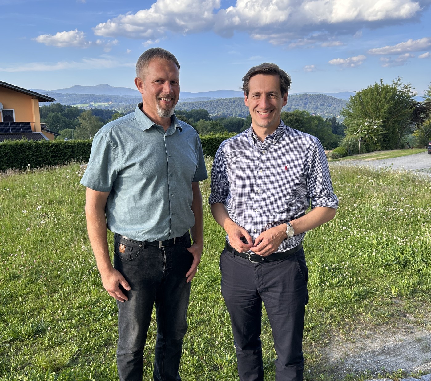 Viele Aufgaben zum Amtsantritt: MdL Dr. Stefan Ebner (rechts) informierte sich bei B�rgermeister Markus Ilgmeier �ber die aktuellen Projekte und Herausforderungen der Gemeinde Innernzell.