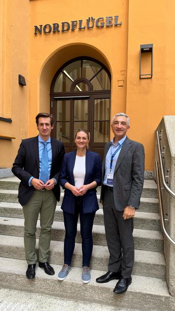 Einsatz f�r die Zukunft der Krankenhausversorgung im Landkreis Regen (v.l.): MdL Dr. Stefan Ebner, Gesundheitsministerin Judith Gerlach und Landrat Dr. Ronny Raith.