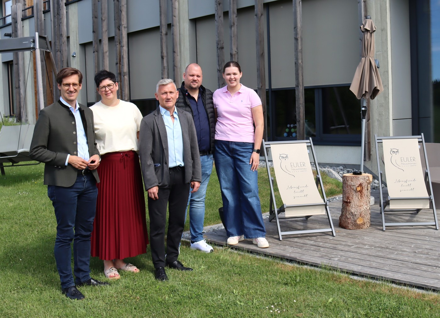 MdL Stefan Ebner (von links) mit Daniela Maunter, B�rgermeister Alfons Schinabeck, Roland und Helena Mautner beim Besichtigungsrundgang im Naturhotel Euler in Neusch�nau