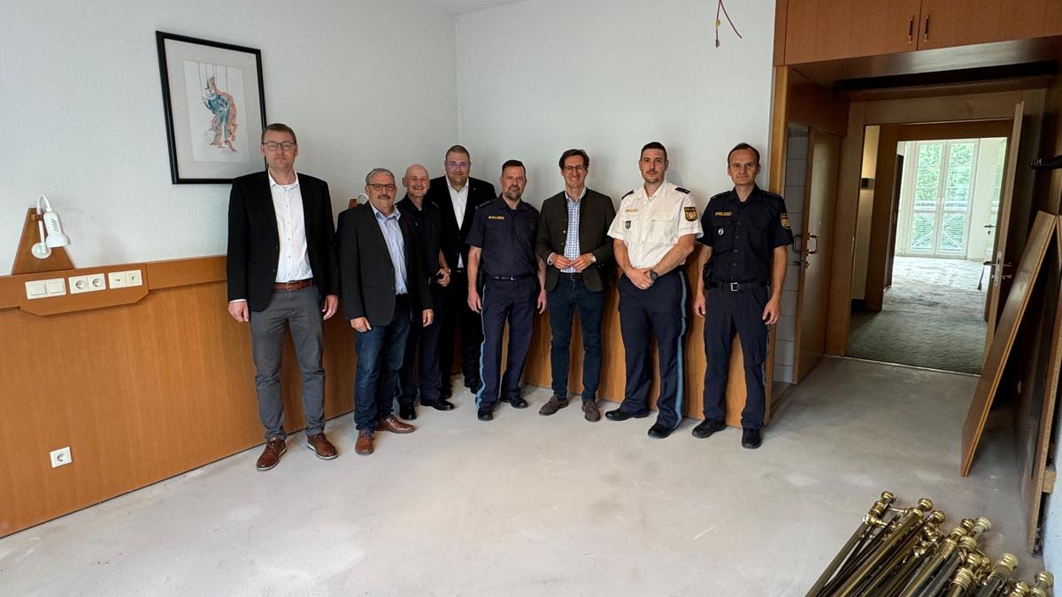 Zum Gruppenfoto in einem der Zimmer, die nun saniert werden: (v.l.) Christoph Endl, Otto Christoph, Andreas Fuchs, Christoph Weish�upl, Dr. Walter Buggisch, Dr. Stefan Ebner, Stephan Uebel und Michael Gr�nzinger.