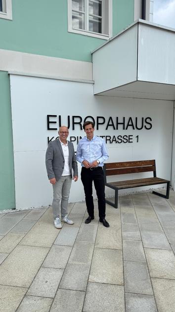 Der Gesch�ftsf�hrer der EUREGIO Kaspar Sammer (links) mit dem Landtagsabgeordneten Stefan Ebner vor dem Europahaus in Freyung.