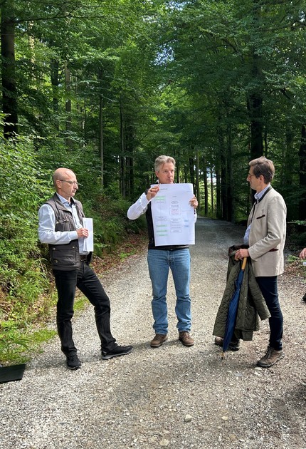 MdL Ebner (r.) beim Ortstermin letztes Jahr zum WEZ am Silberberg mit S�ren Timm (Mitte) und Dr. Martin Zierhut (l.) vom StMELF.