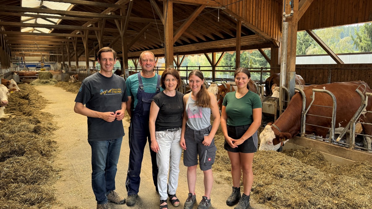 Stolz auf den modernen �Wellness-Stall�: MdL Dr. Stefan Ebner mit der Familie Hollmayr im neuen Laufstall � v.l.: Dr. Stefan Ebner, Hans Hollmayr, Christina Hollmayr, Melissa Hollmayr und Vanessa Plenk