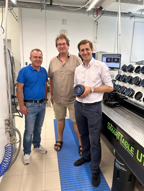 Von Kirchdorf in die Welt und bis auf den Mars: Beim Betriebsbesuch bei DD Optik informierte sich MdL Dr. Stefan Ebner (r.) bei den Gesch�ftsf�hrern Dr. Stephan Dankesreiter (Mitte) und Holger Denk (l.) �ber die Herstellung hochpr�ziser Optiken.  