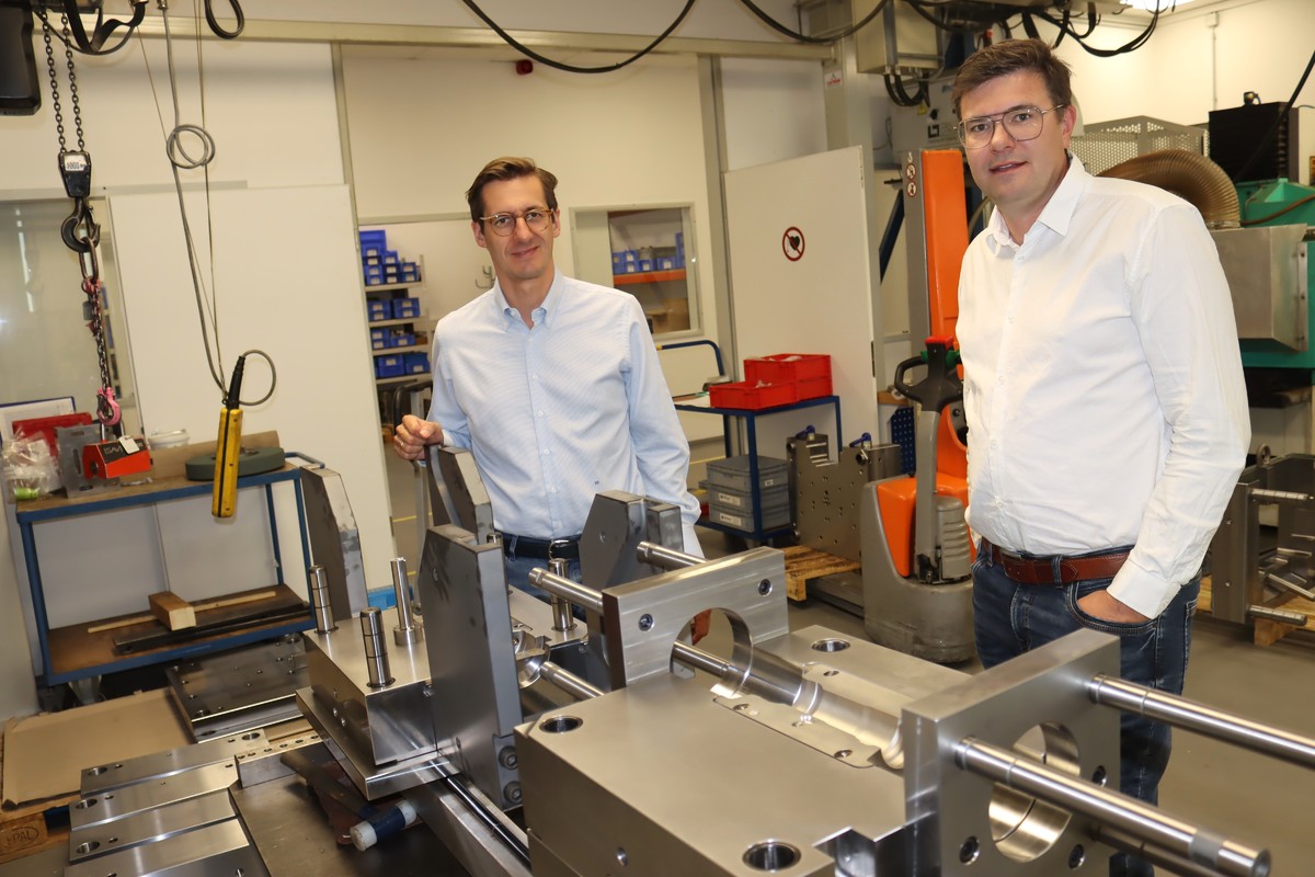 MdL Stefan Ebner (links) zeigte sich beim Rundgang in den Produktionshallen der Firma WeForm beeindruckt von der hohen Pr�zision der Spritzgie�werkzeuge, die ihm vom Gesch�ftsf�hrer J�rgen Freundorfer pr�sentiert wurden.