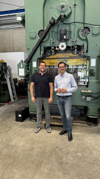 Landtagsabgeordneter Stefan Ebner (rechts) mit Gesch�ftsf�hrer Tobias Lippl vor einer der Stanzmaschinen. 