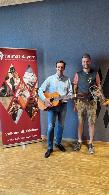Nach dem Austausch probierte sich Stefan Ebner (links) und Musikp�dagoge Dominik Hilgart noch an verschiedenen Instrumenten aus.
