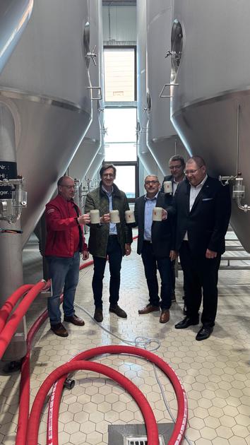Die G�ste probieren das Zwickl-Bier: v.l. Vorstand Anton Pertler, Landtagsabgeordneter Ebner, CSU-Ortsvorsitzender Otto Christoph, 2. B�rgermeister Christoph Endl und JU-Kreisvorsitzender Christoph Weish�upl.