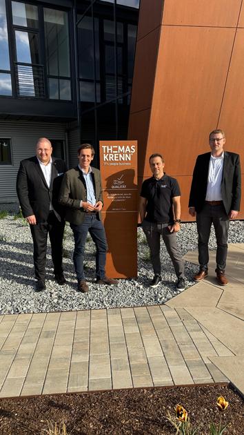 Landtagsabgeordneter Stefan Ebner (2.v.l.), JU-Kreisvorsitzender Christoph Weish�upl (links) und 2. B�rgermeister Christoph Endl (rechts) wurden von Vorstand Christoph Maier durch den Betrieb gef�hrt.