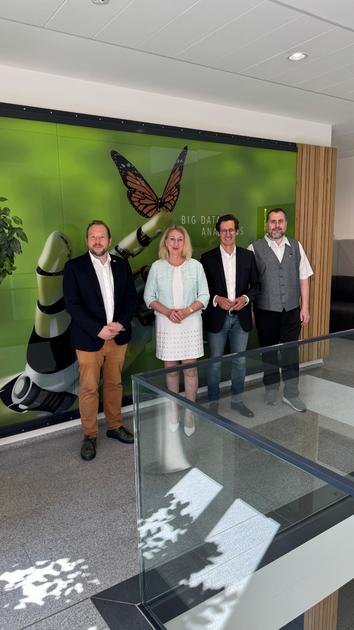 Landtagsabgeordneter Stefan Ebner (2. v.r.) besuchte den Technologie Campus Grafenau. Prof. Dr. Wahl (links), die wissenschaftliche Leiterin Prof. Dr. Diane Ahrens (2. v.l.) und Gesch�ftsf�hrer Tobias Neumann stellten Dr. Ebner ihre Arbeit und aktuelle Pr