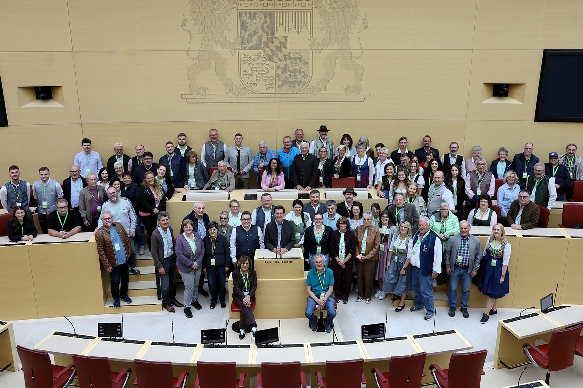 Rund 100 G�ste aus den Landkreisen Freyung-Grafenau und Regen besuchten auf Einladung von MdL Dr. Stefan Ebner den Bayerischen Landtag und anschlie�end das Oktoberfest in M�nchen.