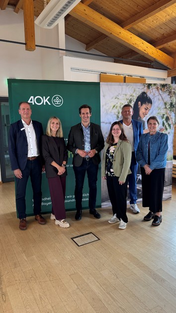 Pr�vention im Fokus: MdL Dr. Stefan Ebner (Mitte) im Gespr�ch mit (v.l.) Franz Huber, Claudia Weber, Kathrin Zellner, Robert Fischer von der AOK Bayerwald-Deggendorf und Sandra Funk von der Gesundheitsregionplus ARBERLAND.