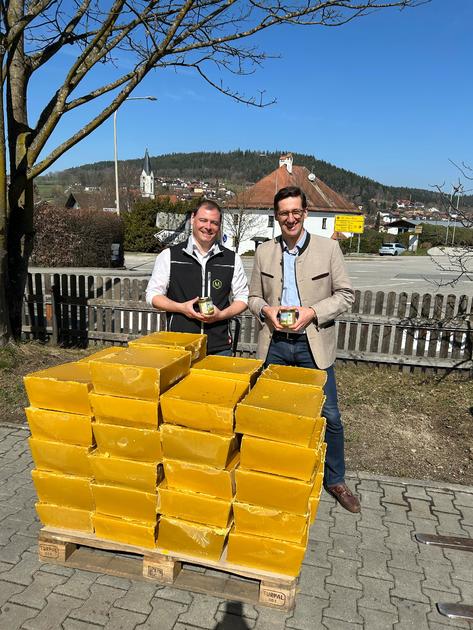 Dr. Stefan Ebner (r.) und Josef Muhr jun. (l.) mit den zwei wichtigsten Bienenprodukten  Honig und Bienenwachs: Imkereibedarf Muhr in Prackenbach setzt auf Qualitt, Regionalitt und Innovation.