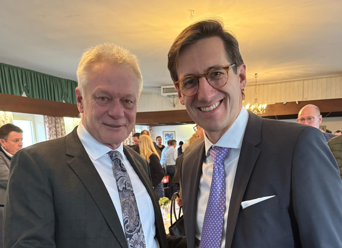 Freut sich ber die gestiegenen Schlsselzuweisungen sowie die zustzlichen Mittel aus dem Sondervermgen und dankt Bundesabgeordnetem Alois Rainer fr seinen Einsatz: Dr. Stefan Ebner MdL (rechts auf dem Bild) mit Bundesminister Rainer.